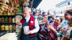 ঝাড়গ্রামে প্রচারের ফাঁকে মুড়ির দোকানে মোদি, খেলেন ঝালমুড়ি—দোকানির সঙ্গে আলাপচারিতায় কী জানালেন?